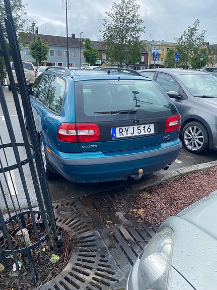 Volvo V40 3 of 4