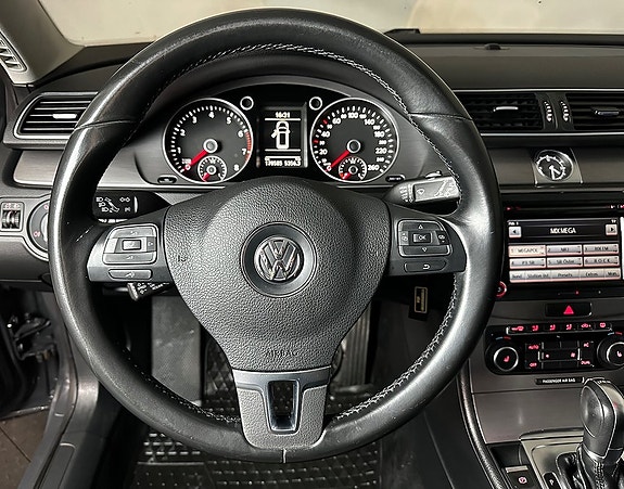 Volkswagen Passat 9 of 17