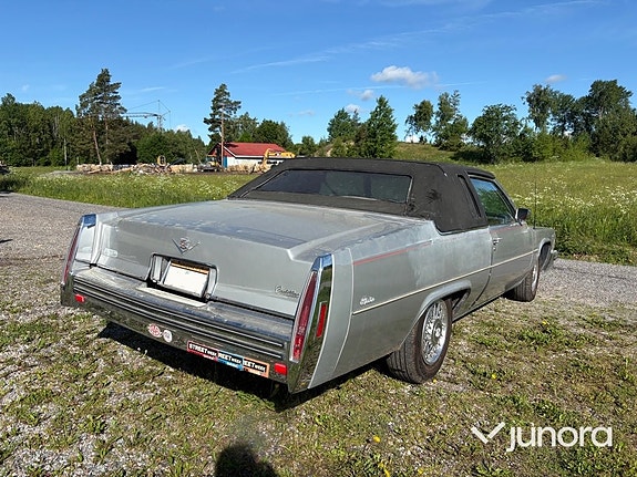 Cadillac Deville 5 of 23