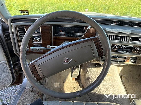 Cadillac Deville 14 of 23