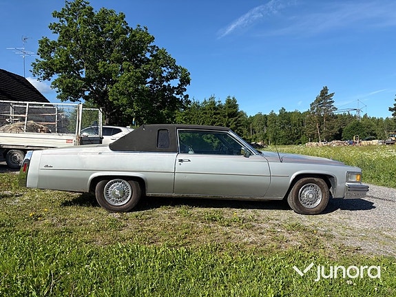 Cadillac Deville 6 of 23