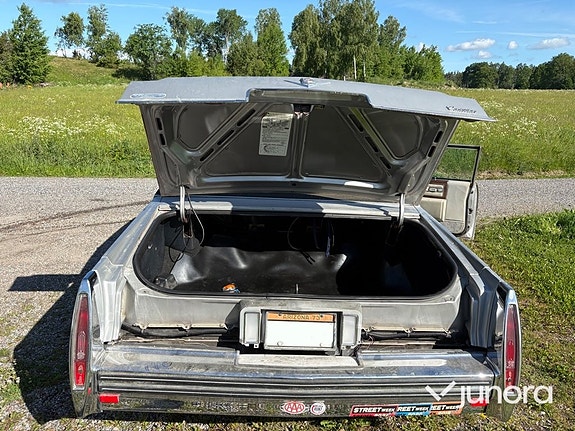 Cadillac Deville 23 of 23