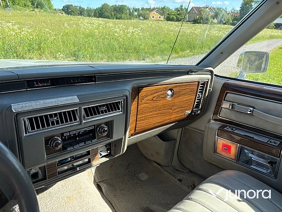 Cadillac Deville 17 of 23