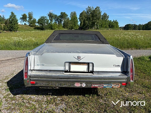 Cadillac Deville 4 of 23