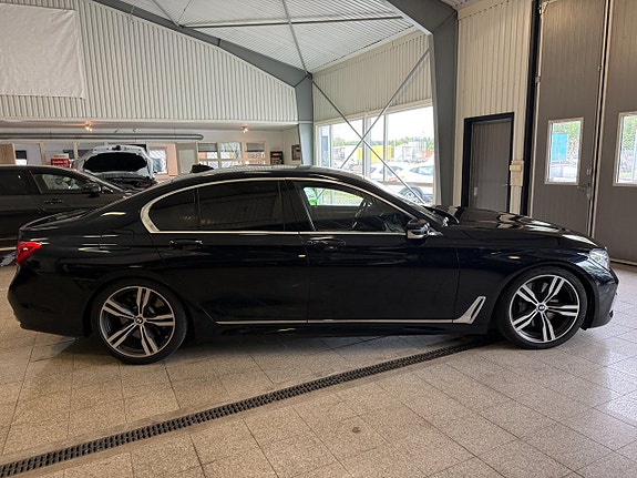 BMW 750i 2 of 20