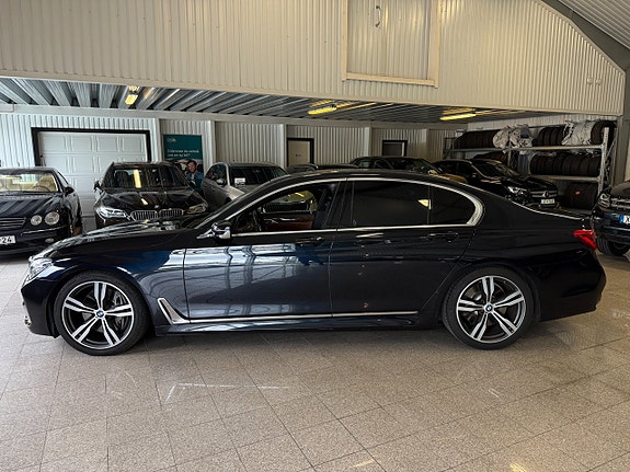 BMW 750i 6 of 20