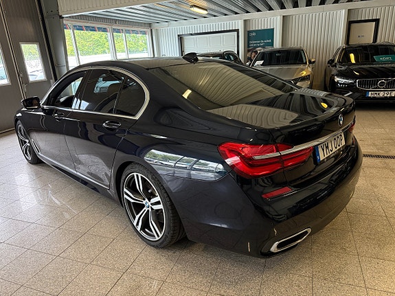 BMW 750i 5 of 20