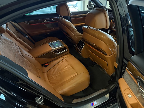 BMW 750i 11 of 20