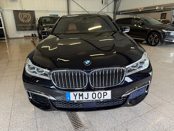 BMW 750i 8 of 20