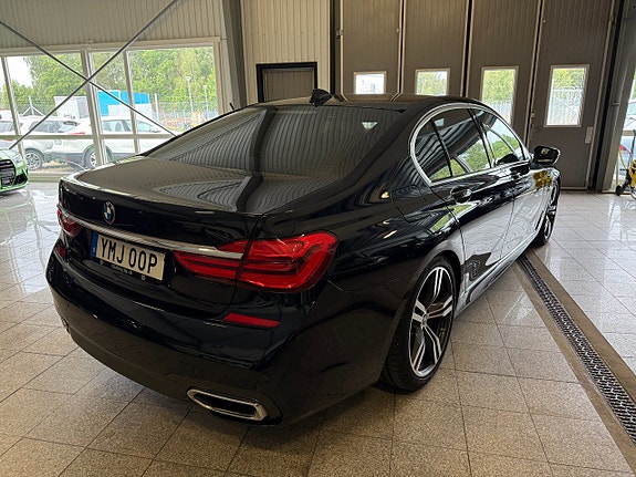 BMW 750i 3 of 20
