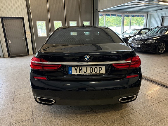 BMW 750i 4 of 20