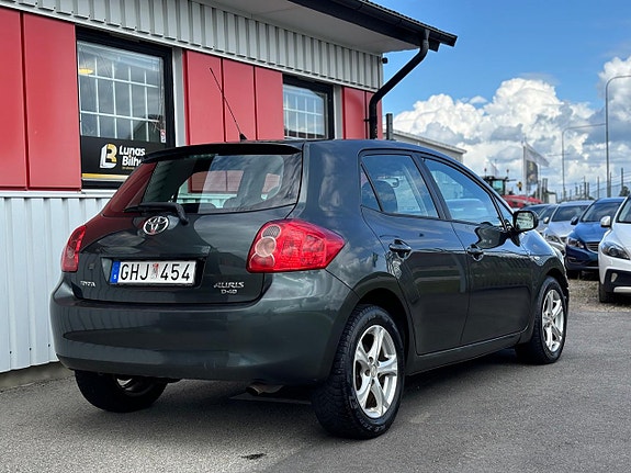 Toyota Auris 7 of 18