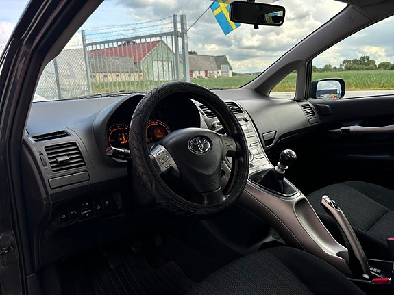 Toyota Auris 8 of 18