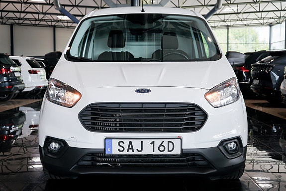 Ford Transit Courier 3 of 5