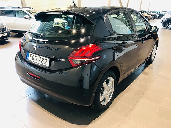 Peugeot 208 3 of 5