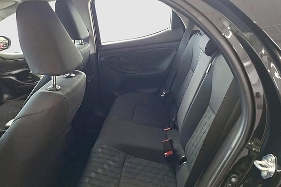 Toyota Yaris 8 of 13