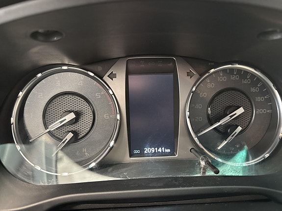 Toyota HiLux 12 of 14
