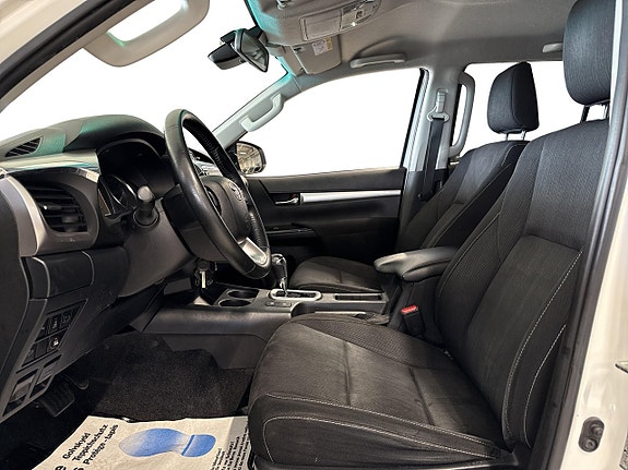 Toyota HiLux 2 of 5