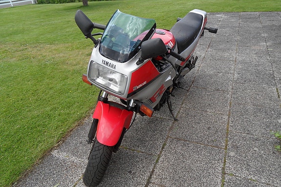 Yamaha FZ750 2 of 5