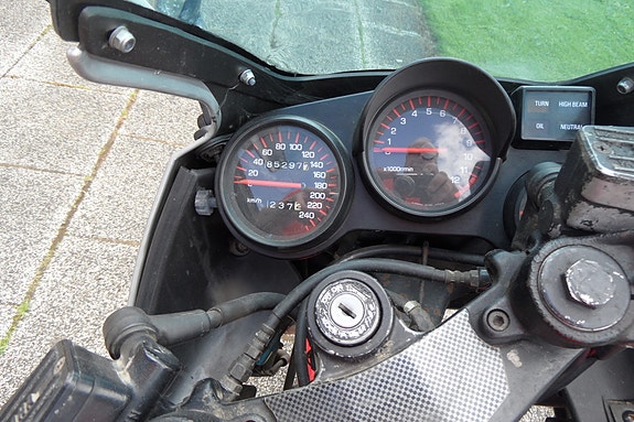Yamaha FZ750 3 of 5