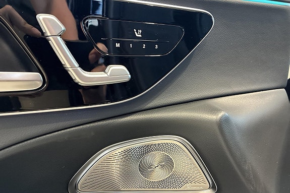 Mercedes-Benz E300 e 12 of 16