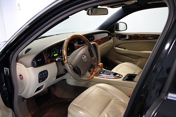 Jaguar XJ 8 of 17