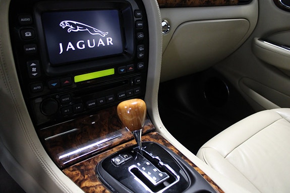 Jaguar XJ 12 of 17