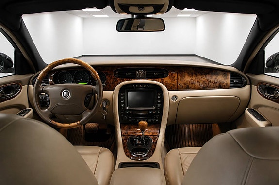 Jaguar XJ 9 of 17