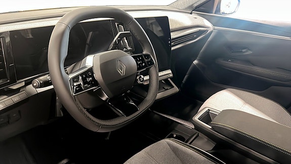 Renault Scenic E-Tech 4 of 5
