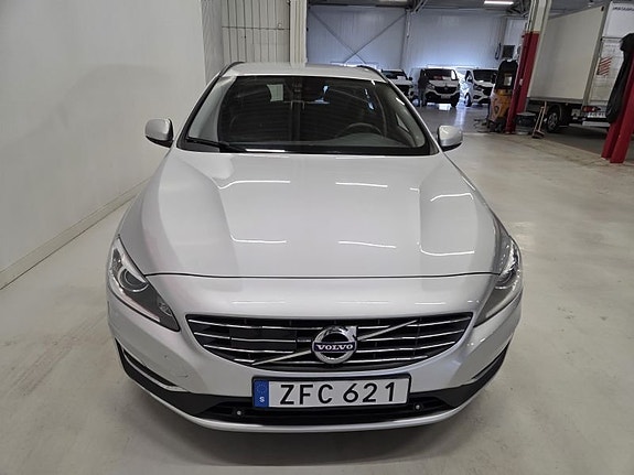 Volvo V60 2 of 10