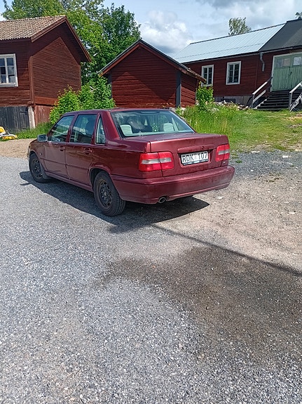Volvo S70 2 of 5