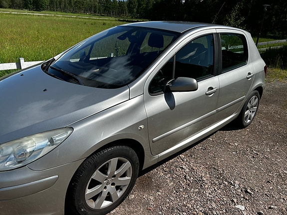 Peugeot 307 2 of 5