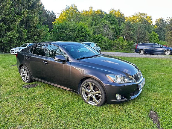 Lexus IS220d 2 of 9
