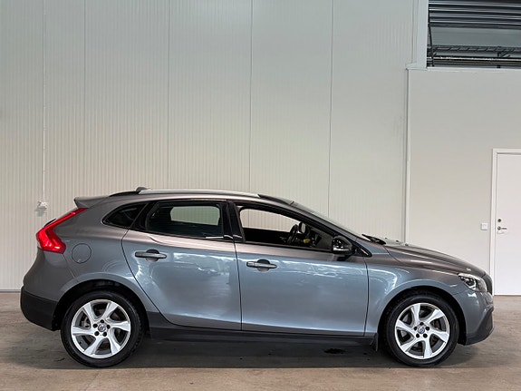 Volvo V40 Cross Country 2 of 5