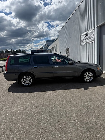 Volvo V70 3 of 6