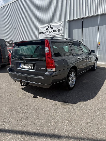 Volvo V70 2 of 6