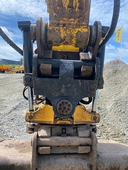 Komatsu PC 240 LC 3 of 5