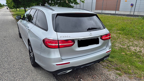 Mercedes-Benz E220 d 2 of 5