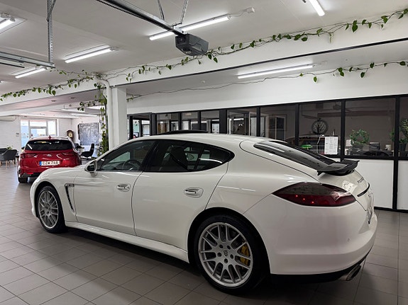 Porsche Panamera Turbo 3 of 5