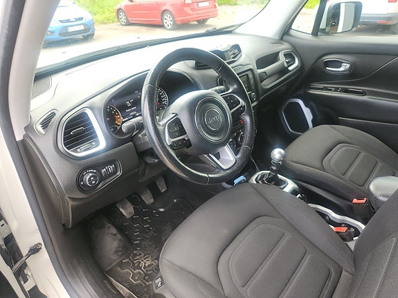 Jeep Renegade 3 of 11