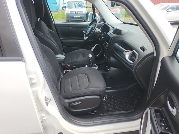 Jeep Renegade 5 of 11