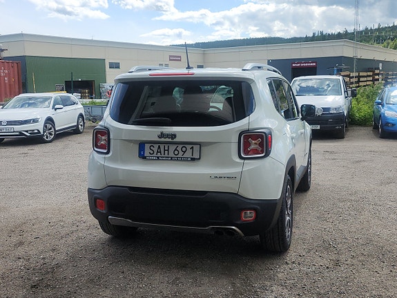 Jeep Renegade 11 of 11