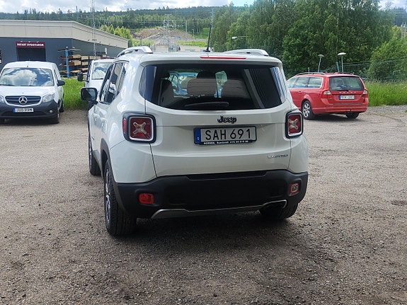 Jeep Renegade 9 of 11
