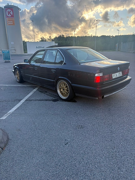 BMW 530i 2 of 4