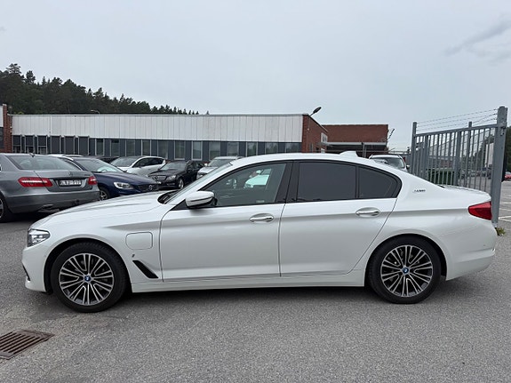 BMW 530e 4 of 5