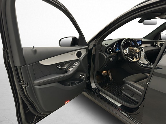 Mercedes-Benz GLC300 e 11 of 30