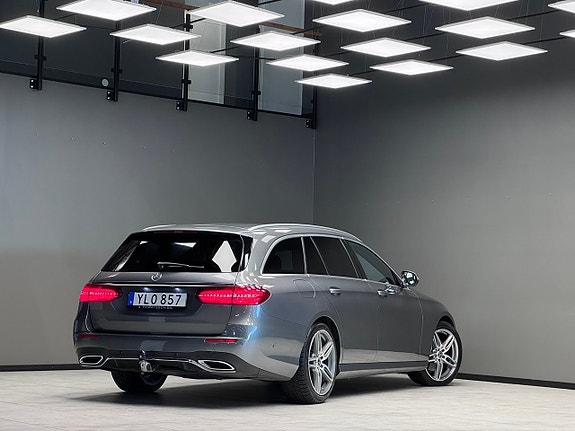 Mercedes-Benz E220 2 of 5