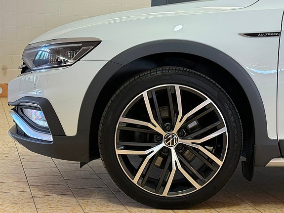 Volkswagen Passat Alltrack 12 of 26