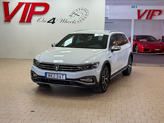 Volkswagen Passat Alltrack 3 of 5