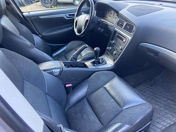 Volvo V70 4 of 5
